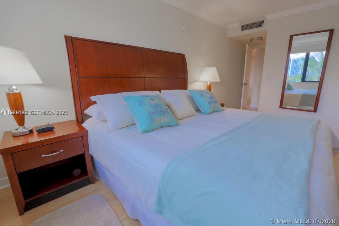 For Rent: $2,250 (1 beds, 1 baths, 876 Square Feet)