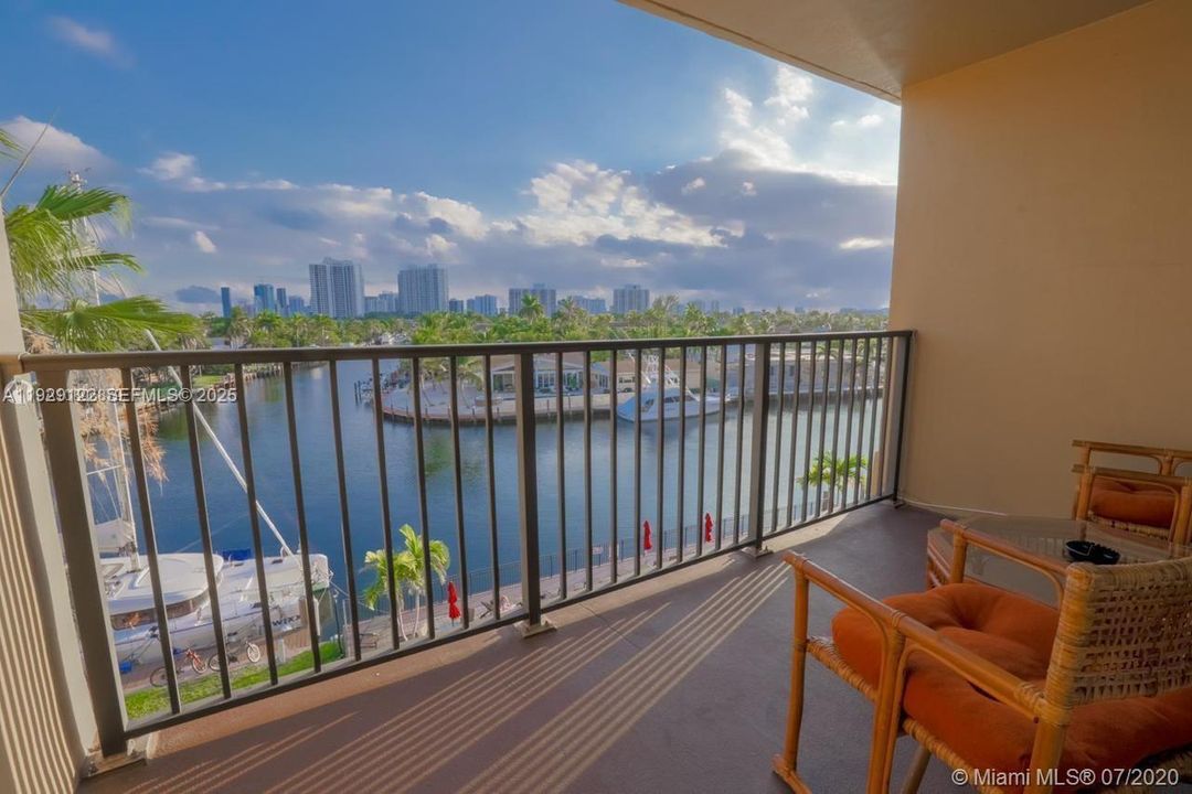 For Rent: $2,250 (1 beds, 1 baths, 876 Square Feet)