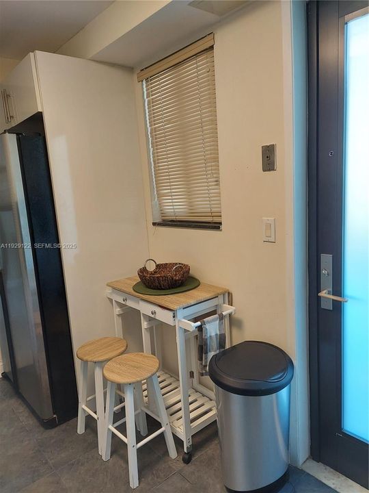 For Rent: $2,250 (1 beds, 1 baths, 876 Square Feet)