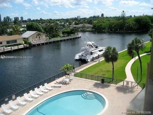 For Rent: $2,250 (1 beds, 1 baths, 876 Square Feet)