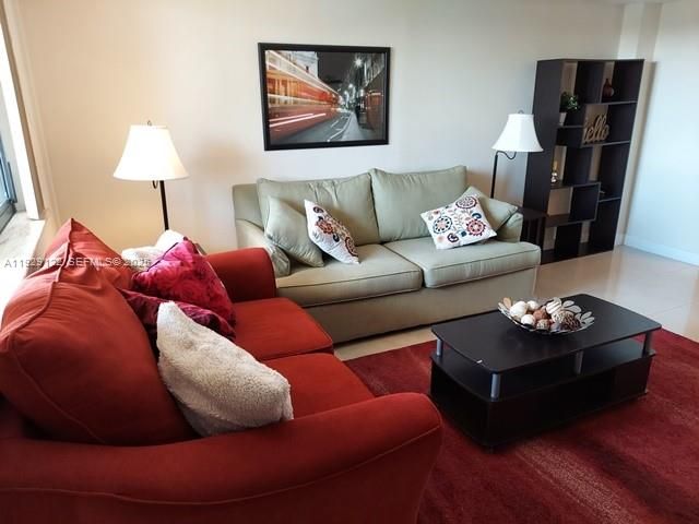 For Rent: $2,250 (1 beds, 1 baths, 876 Square Feet)