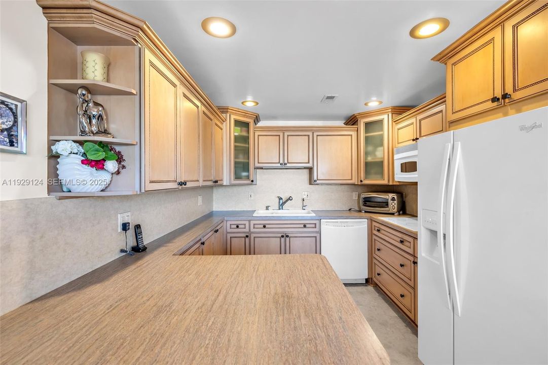 На продажу: $229,000 (2 спален, 2 ванн, 1000 Квадратных фут)