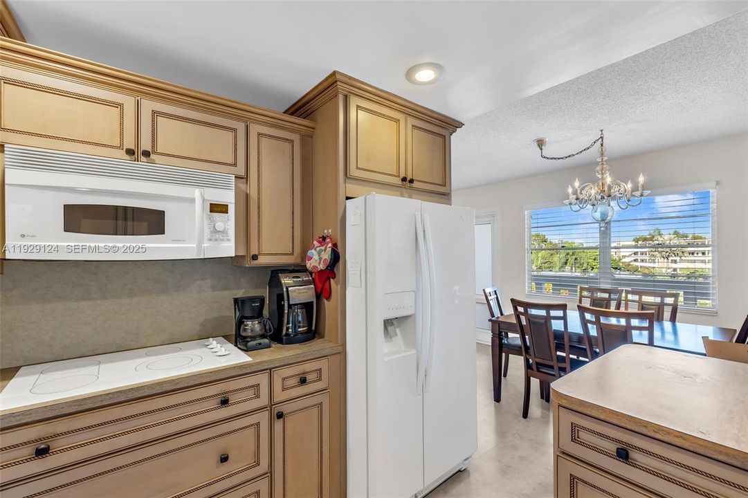 На продажу: $229,000 (2 спален, 2 ванн, 1000 Квадратных фут)