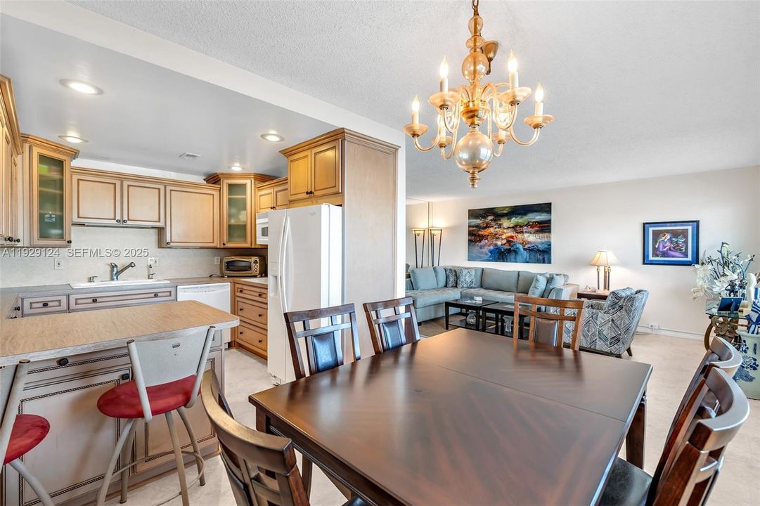 На продажу: $229,000 (2 спален, 2 ванн, 1000 Квадратных фут)