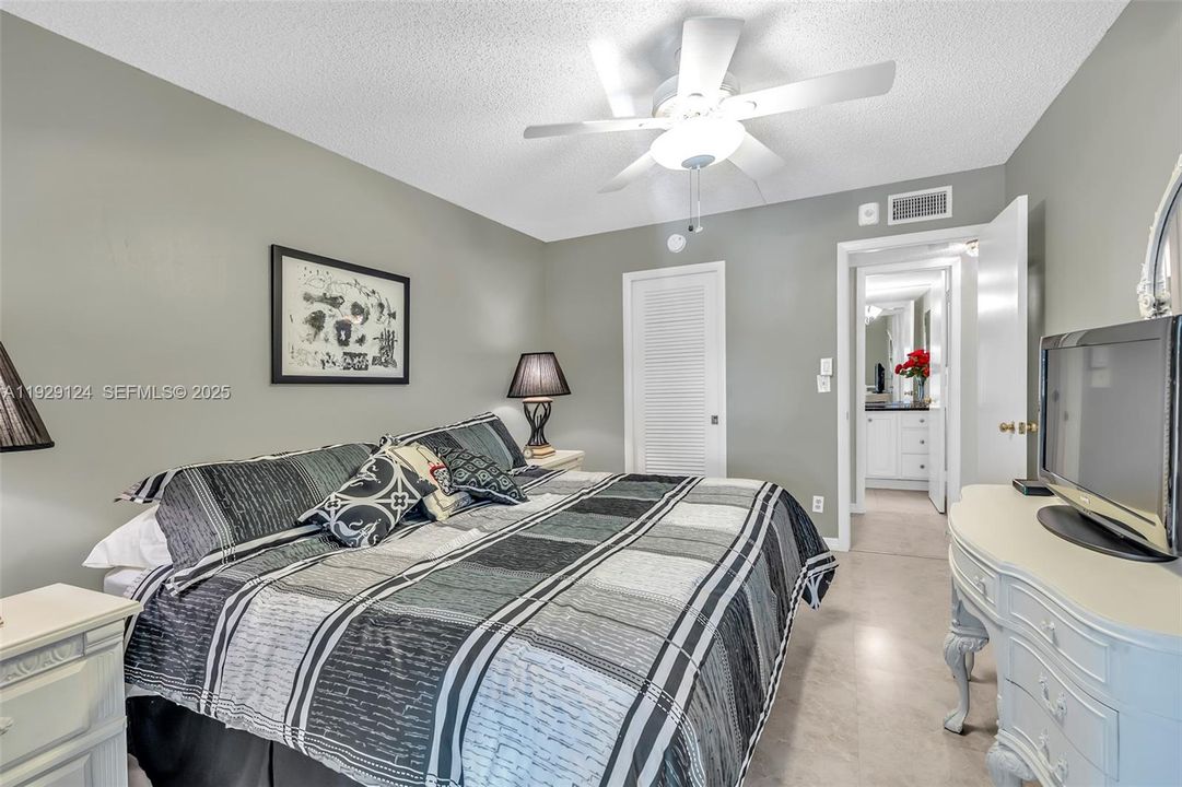 На продажу: $229,000 (2 спален, 2 ванн, 1000 Квадратных фут)