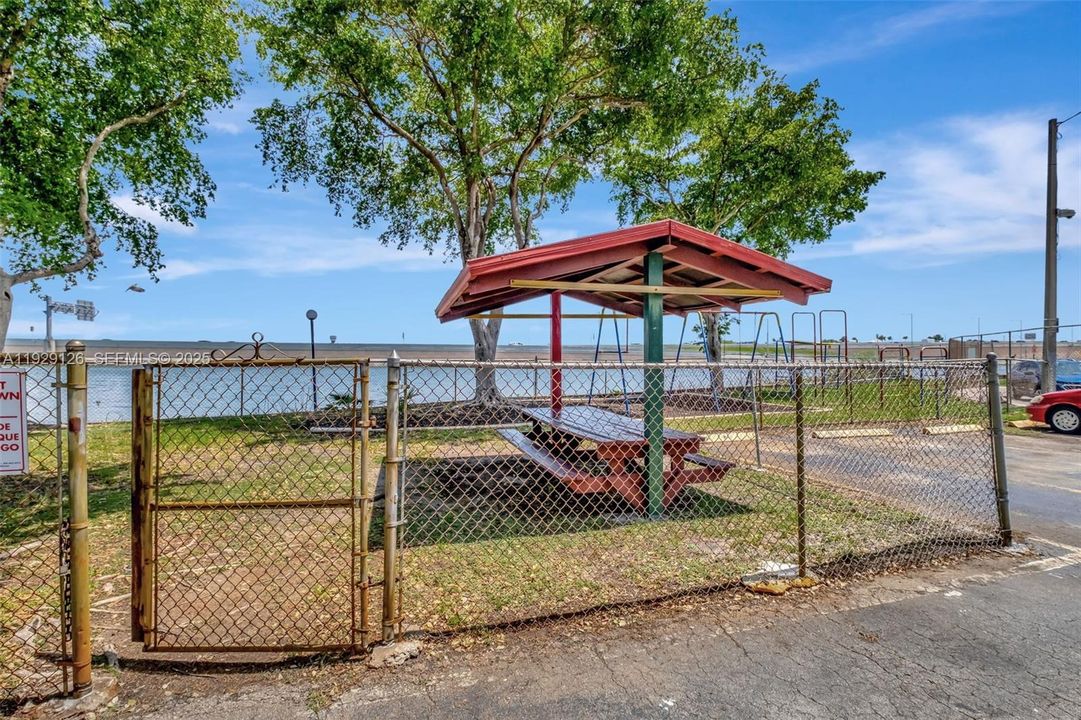 В аренду: $2,000 (2 спален, 1 ванн, 709 Квадратных фут)