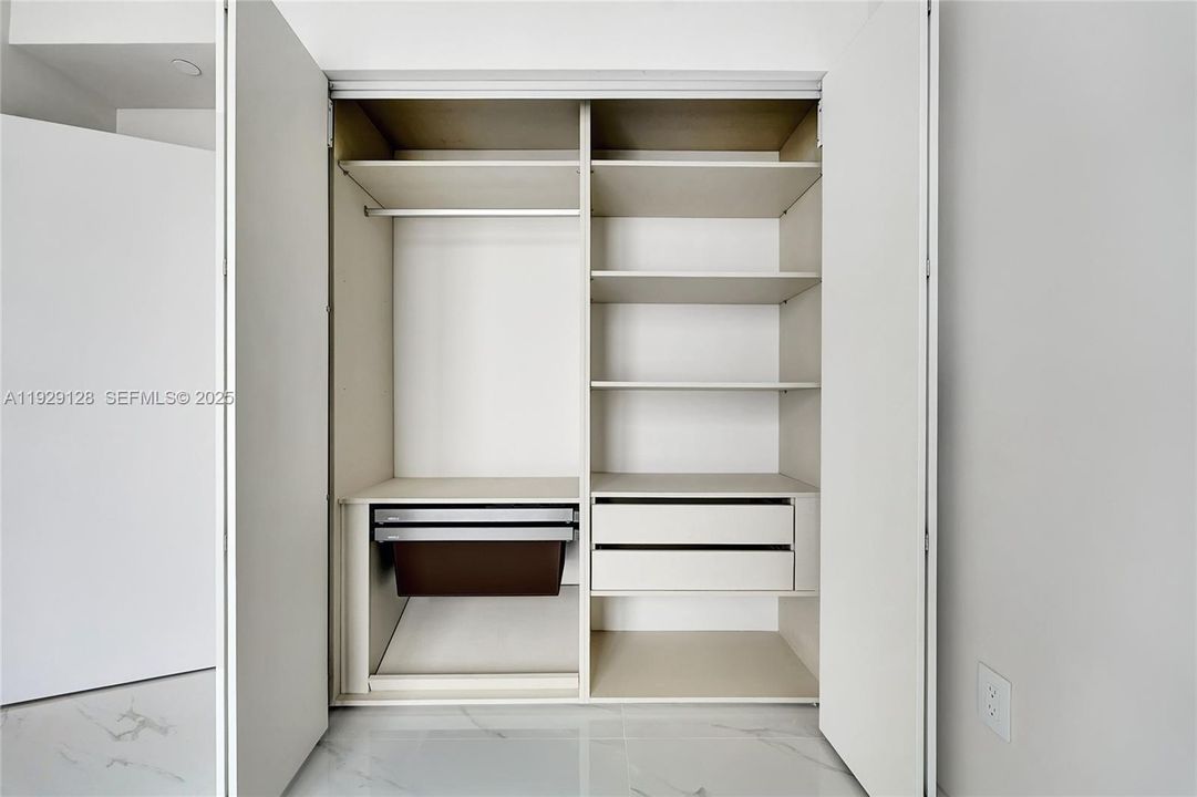 出租: $13,500 (4 贝兹, 5 浴室, 2636 平方英尺)