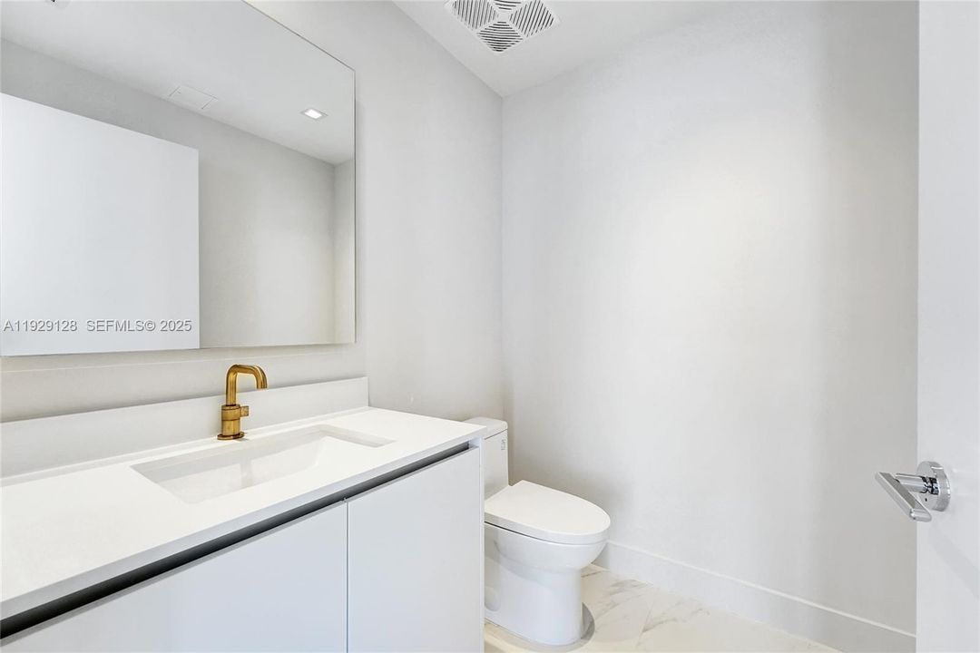 出租: $13,500 (4 贝兹, 5 浴室, 2636 平方英尺)