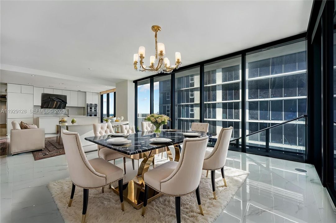 出租: $13,500 (4 贝兹, 5 浴室, 2636 平方英尺)