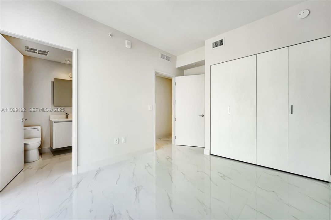 出租: $13,500 (4 贝兹, 5 浴室, 2636 平方英尺)