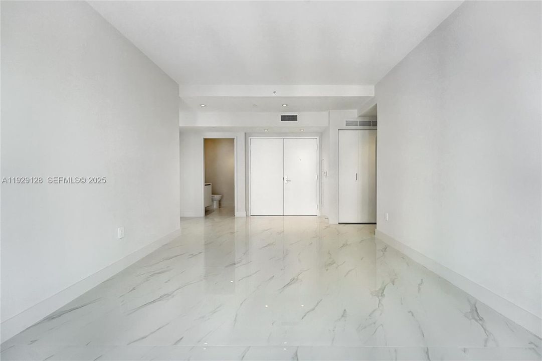 出租: $13,500 (4 贝兹, 5 浴室, 2636 平方英尺)