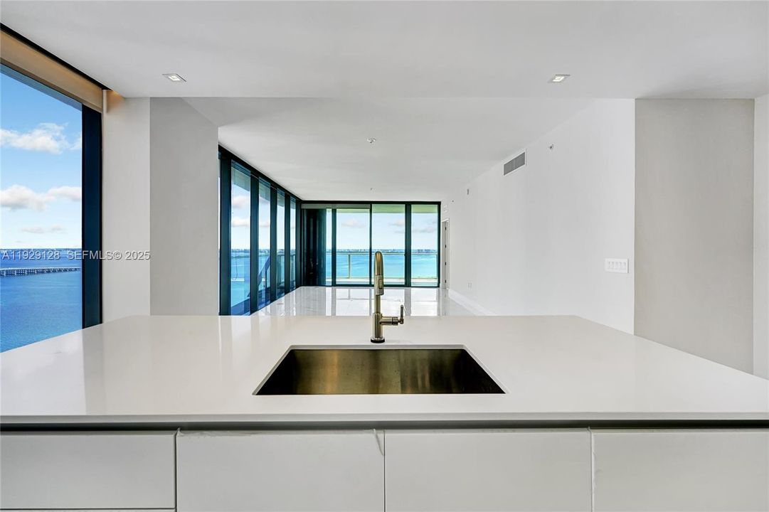 出租: $13,500 (4 贝兹, 5 浴室, 2636 平方英尺)