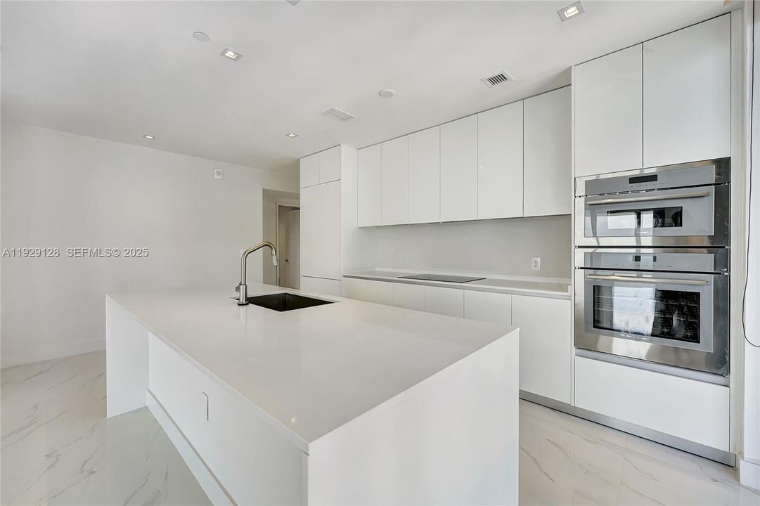 出租: $13,500 (4 贝兹, 5 浴室, 2636 平方英尺)