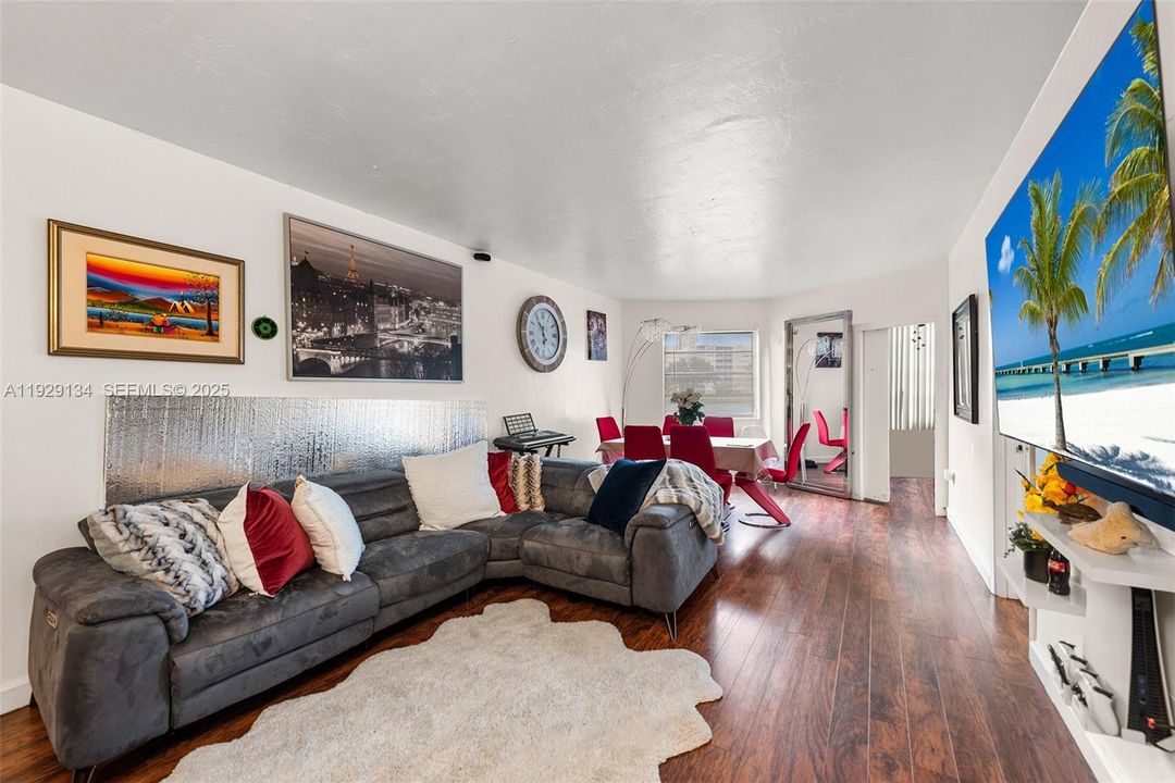 En Venta: $229,000 (2 camas, 2 baños, 935 Pies cuadrados)