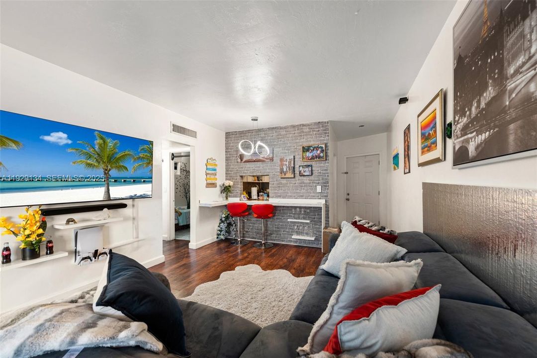 En Venta: $229,000 (2 camas, 2 baños, 935 Pies cuadrados)