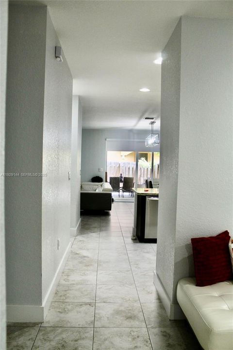 待售: $420,000 (4 贝兹, 2 浴室, 1856 平方英尺)