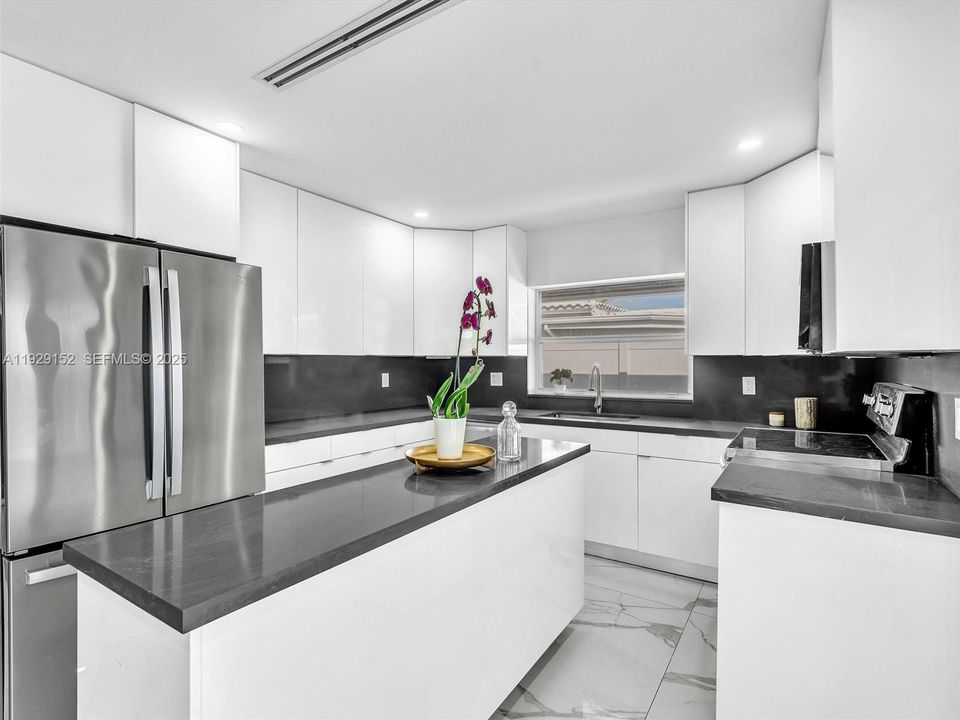 For Rent: $6,950 (4 beds, 3 baths, 1780 Square Feet)