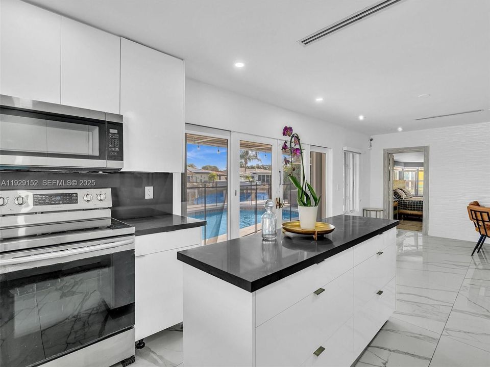 For Rent: $6,950 (4 beds, 3 baths, 1780 Square Feet)