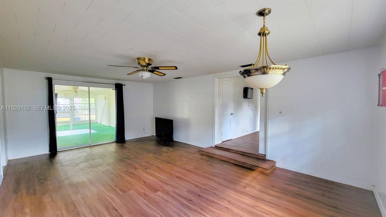 For Sale: $239,900 (2 beds, 2 baths, 1577 Square Feet)