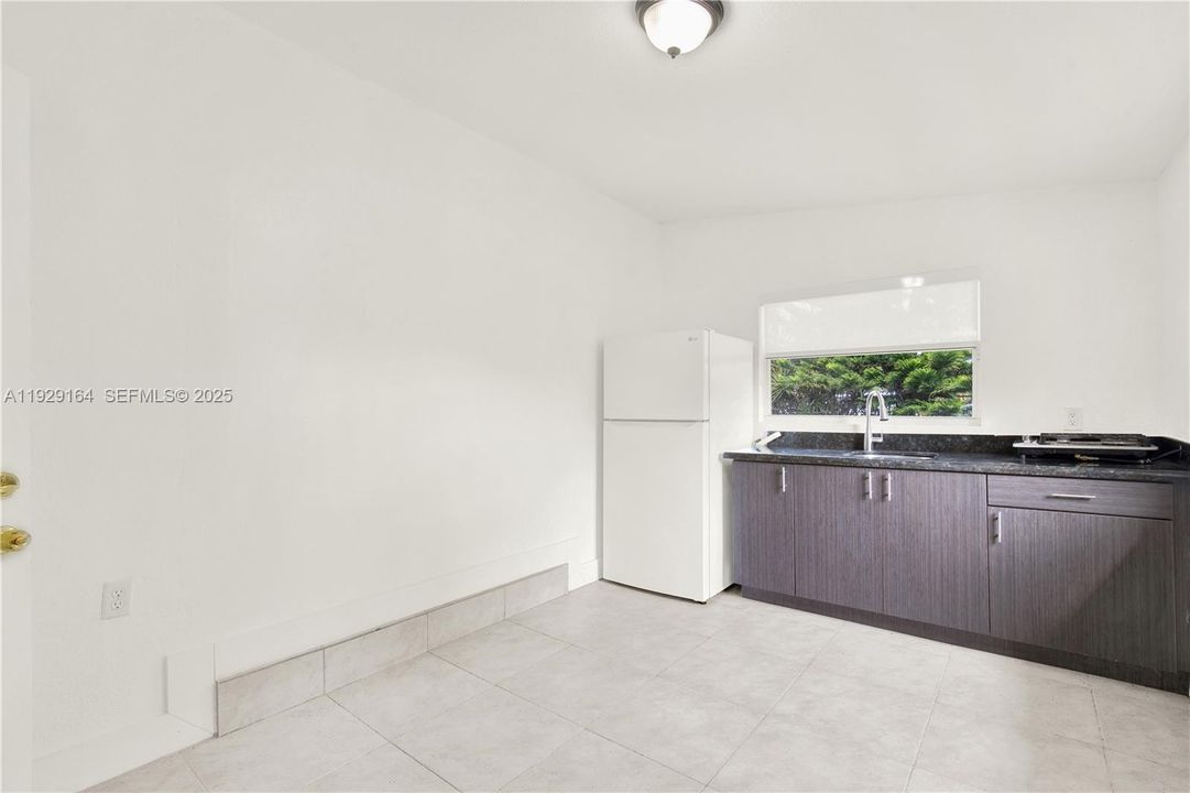 For Rent: $1,200 (1 beds, 1 baths, 800 Square Feet)