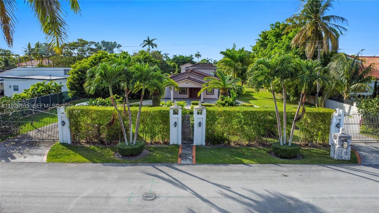 For Sale: $2,250,000 (4 beds, 2 baths, 2909 Square Feet)