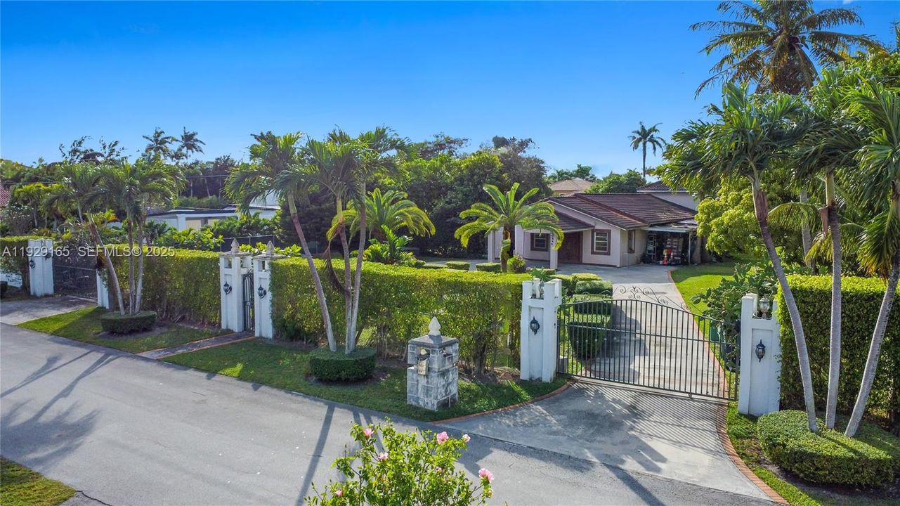 For Sale: $2,250,000 (4 beds, 2 baths, 2909 Square Feet)