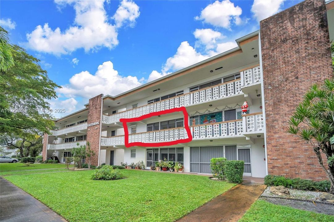 For Sale: $214,900 (2 beds, 2 baths, 1100 Square Feet)