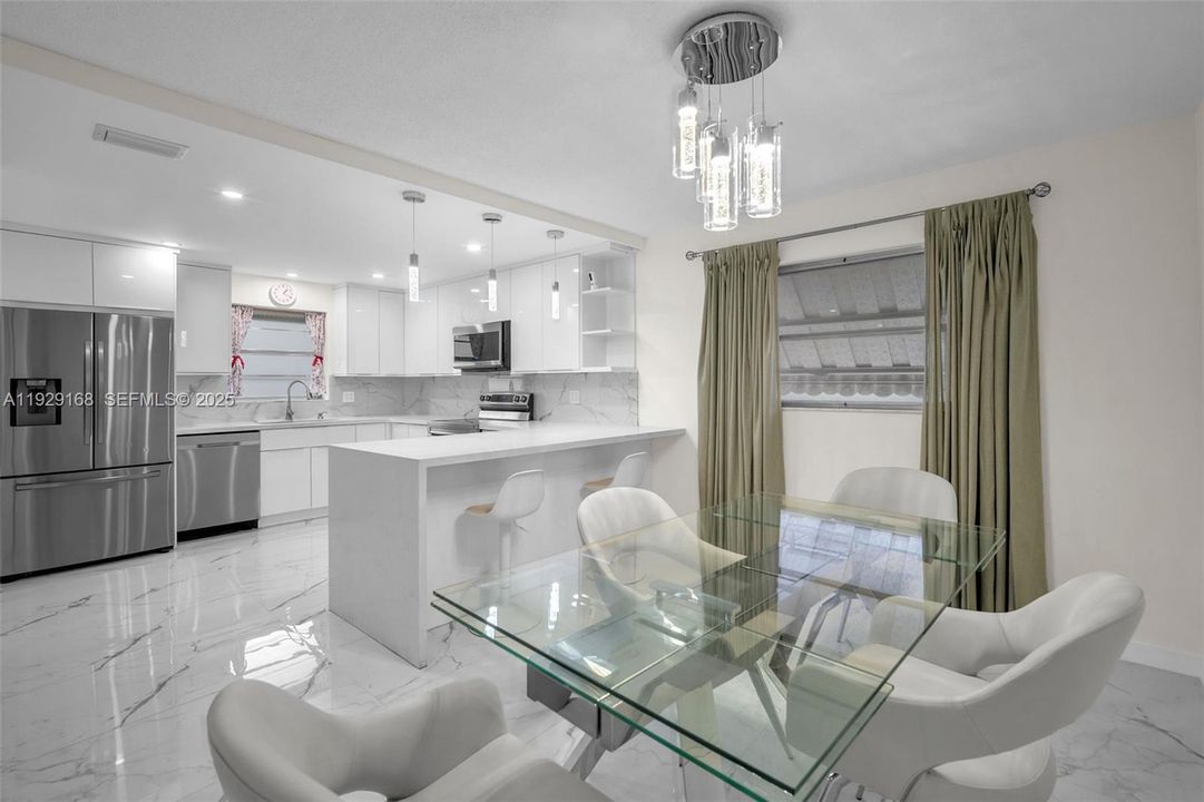 For Sale: $214,900 (2 beds, 2 baths, 1100 Square Feet)