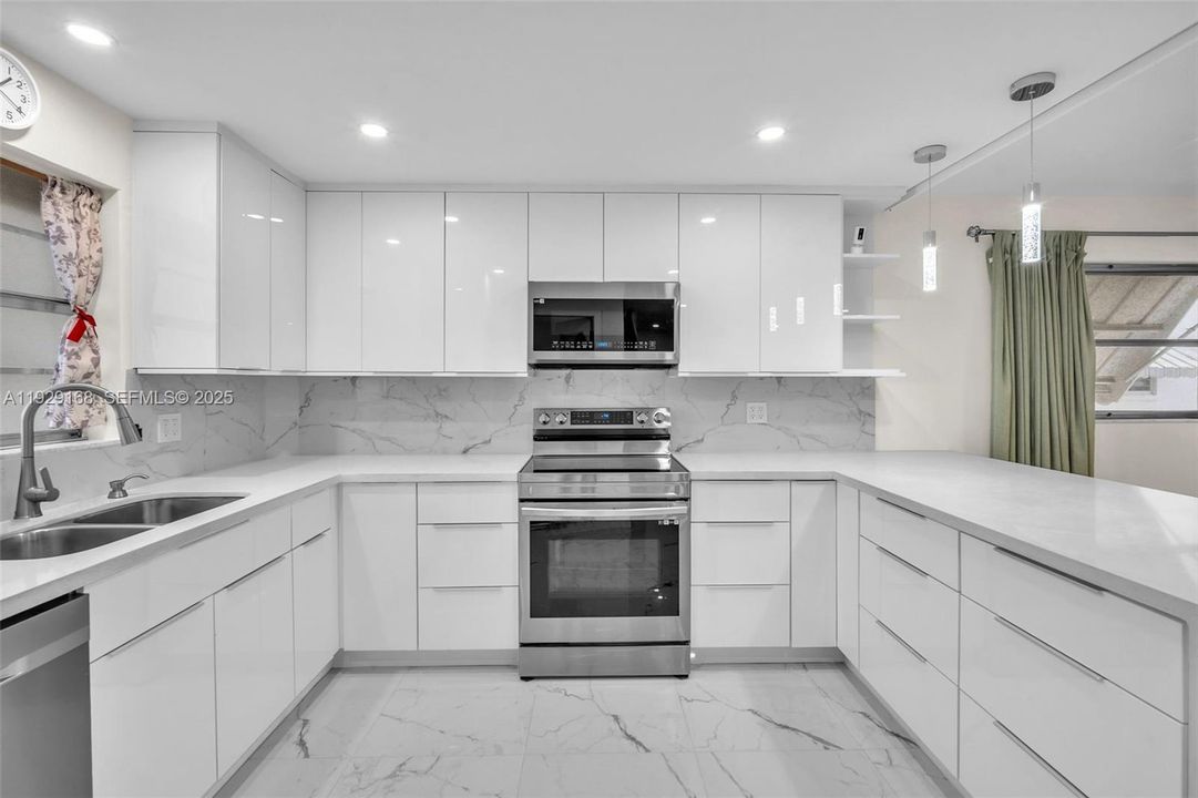 For Sale: $214,900 (2 beds, 2 baths, 1100 Square Feet)