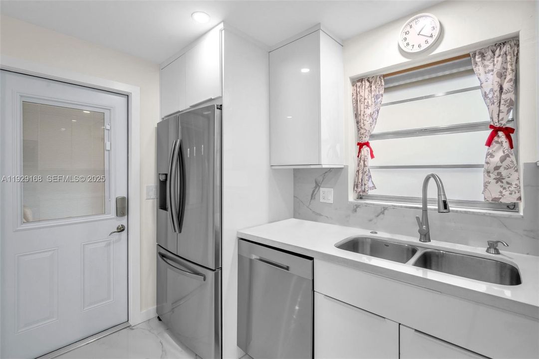 For Sale: $214,900 (2 beds, 2 baths, 1100 Square Feet)