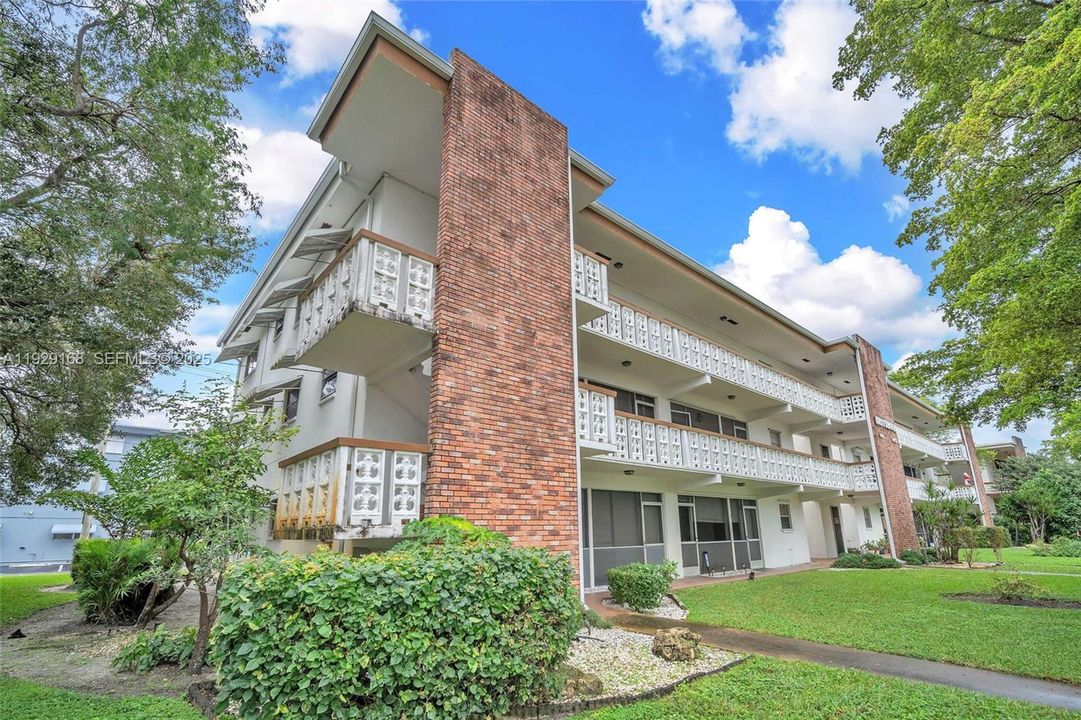 For Sale: $214,900 (2 beds, 2 baths, 1100 Square Feet)