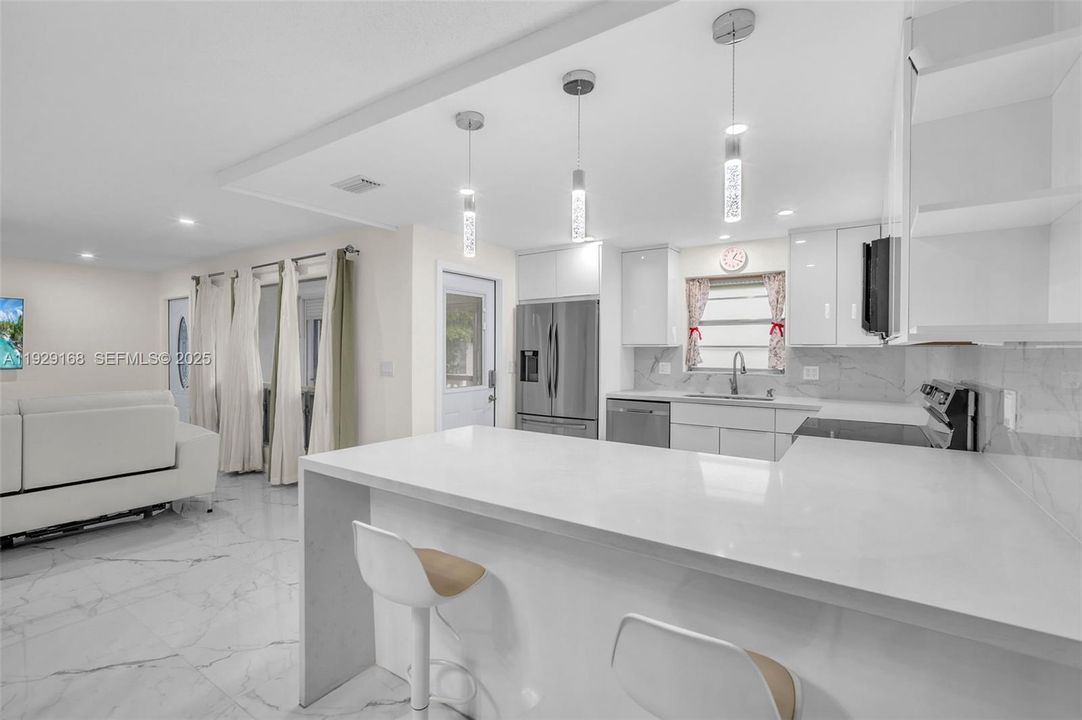 For Sale: $214,900 (2 beds, 2 baths, 1100 Square Feet)