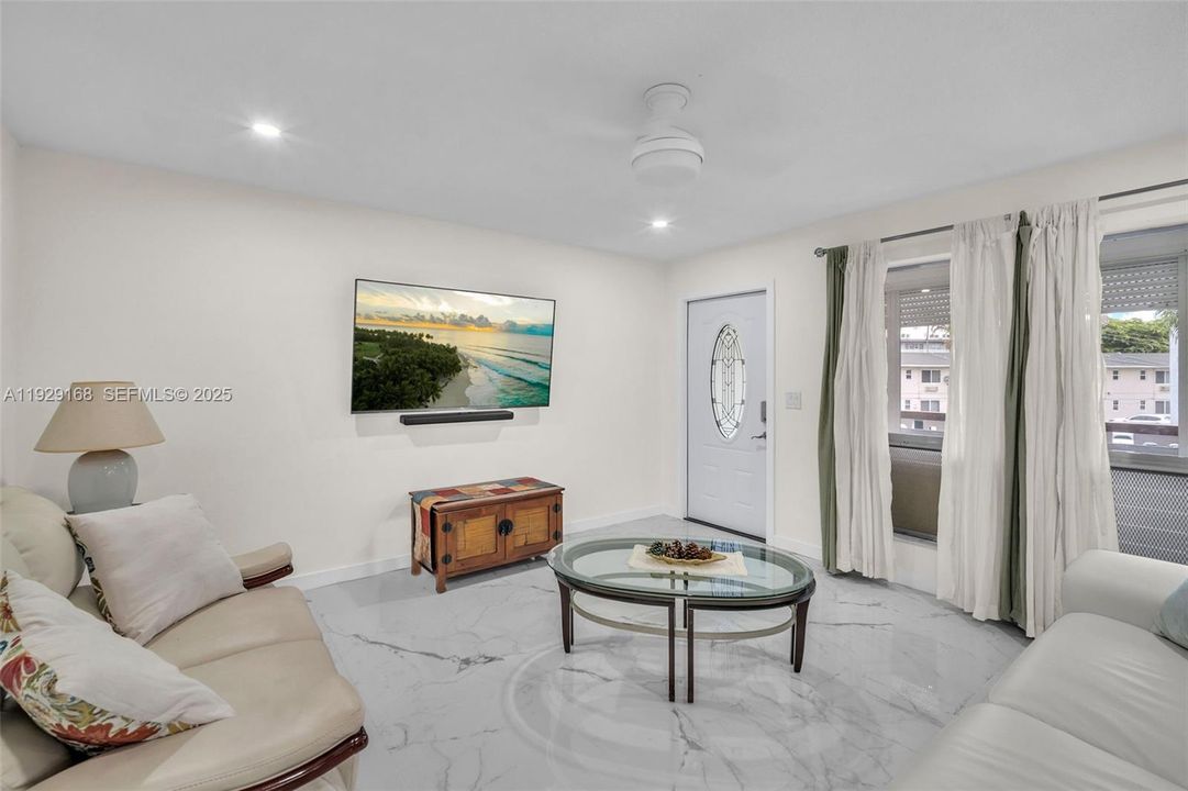 For Sale: $214,900 (2 beds, 2 baths, 1100 Square Feet)