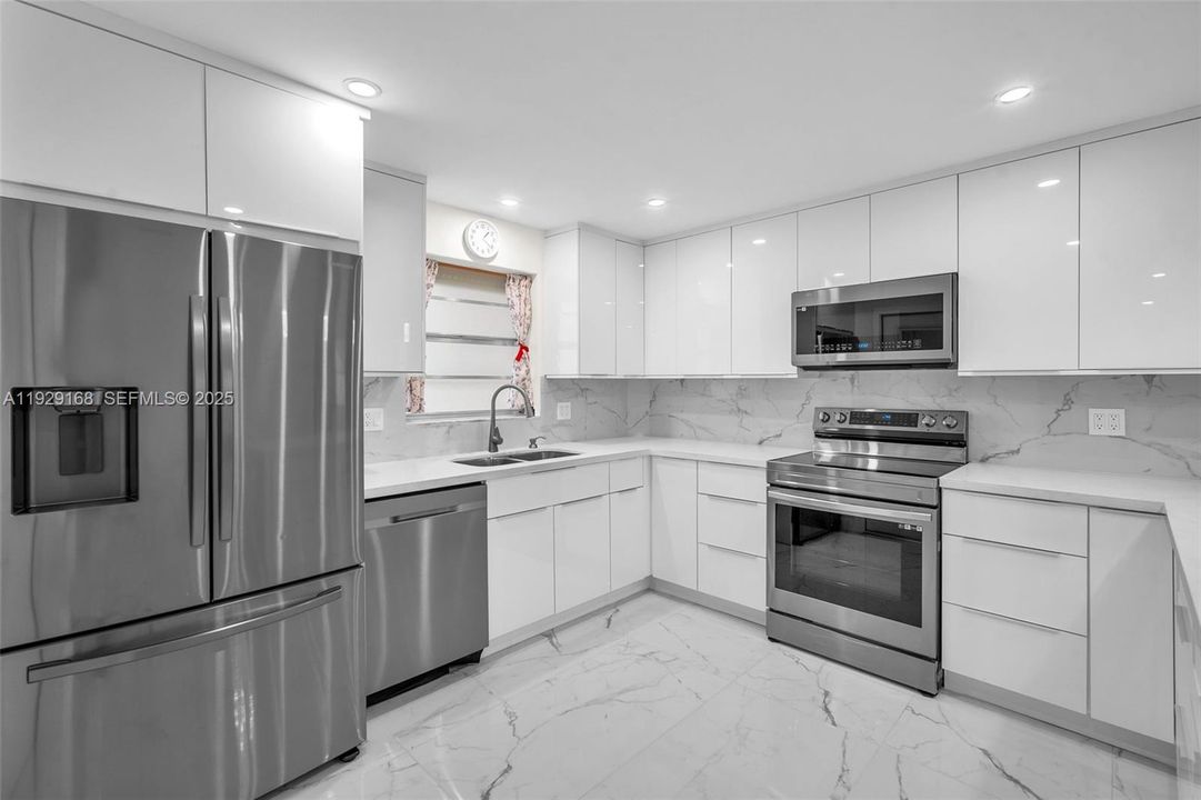 For Sale: $214,900 (2 beds, 2 baths, 1100 Square Feet)