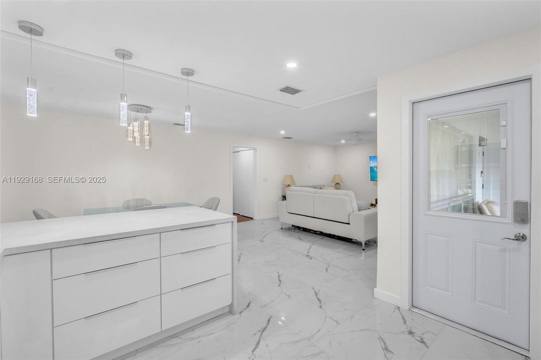 For Sale: $214,900 (2 beds, 2 baths, 1100 Square Feet)