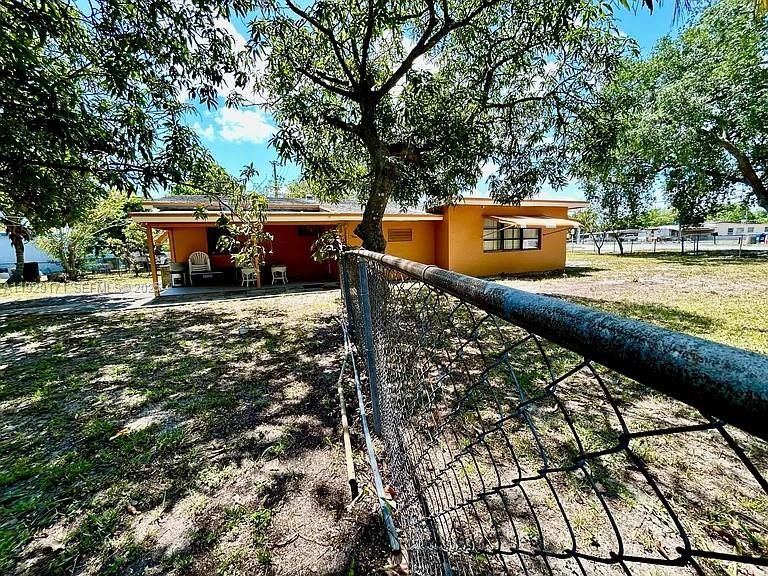 For Rent: $3,500 (4 beds, 2 baths, 1344 Square Feet)