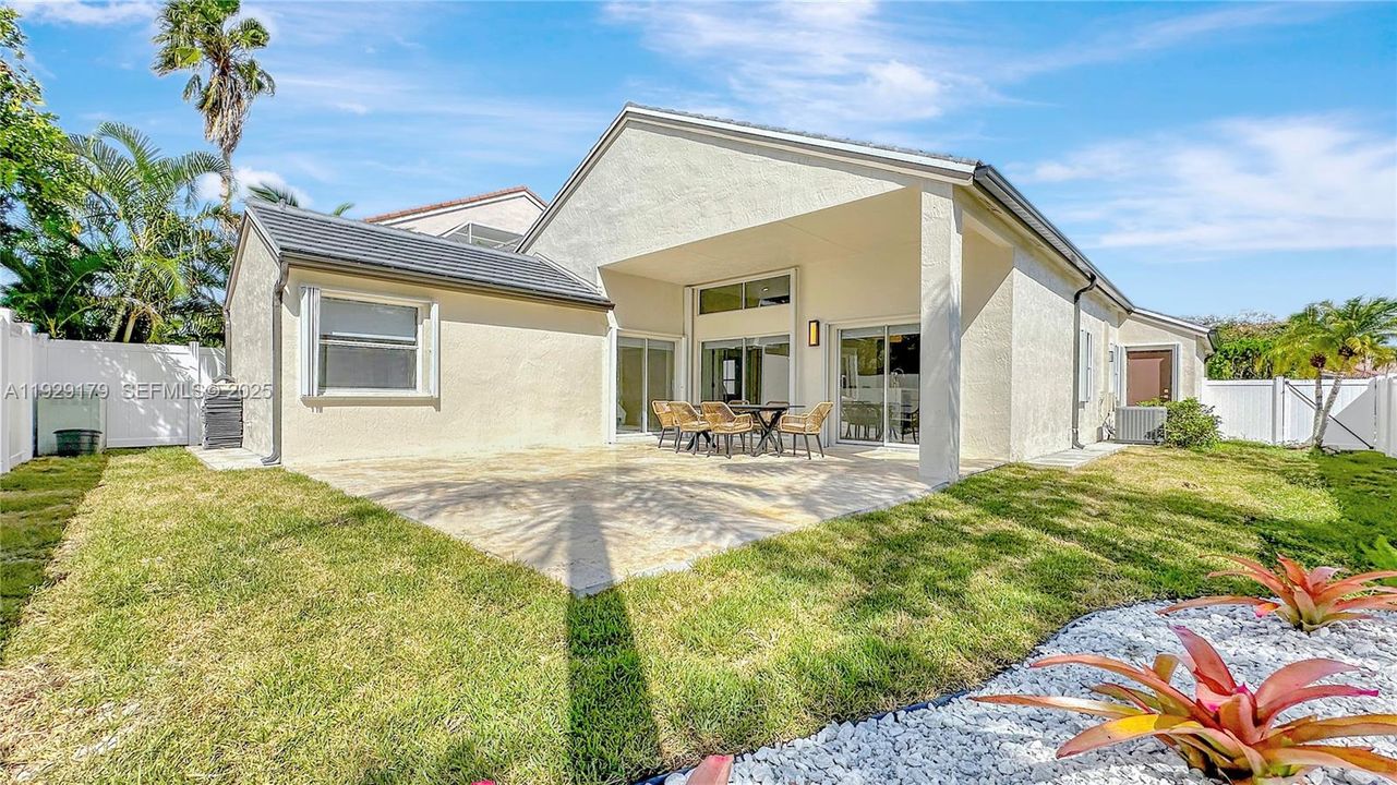 В аренду: $4,390 (3 спален, 2 ванн, 1505 Квадратных фут)