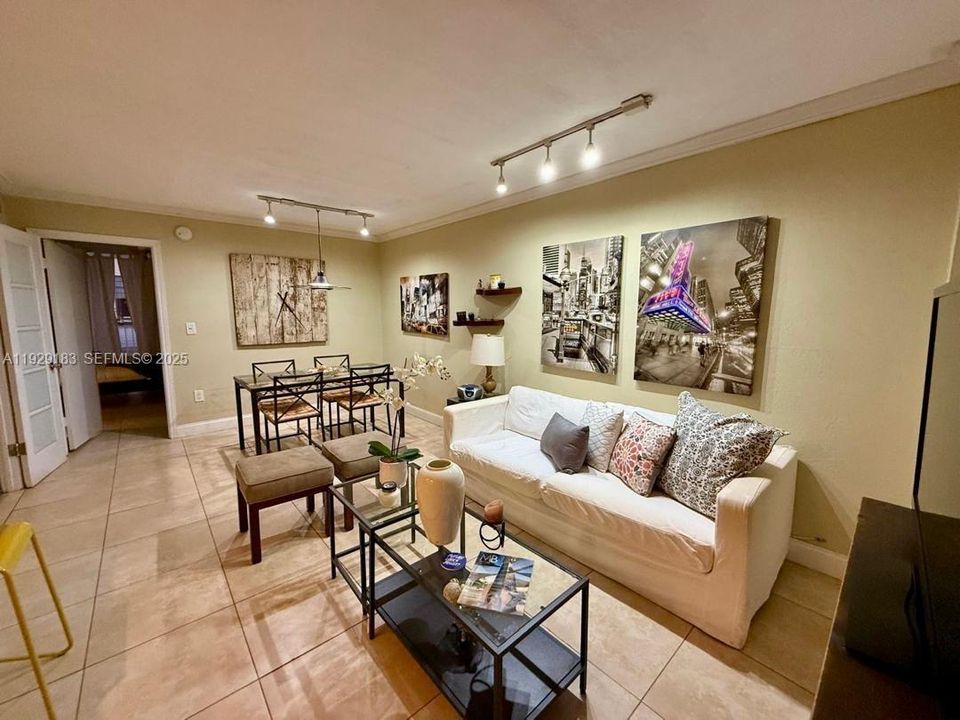 For Rent: $2,400 (1 beds, 1 baths, 662 Square Feet)