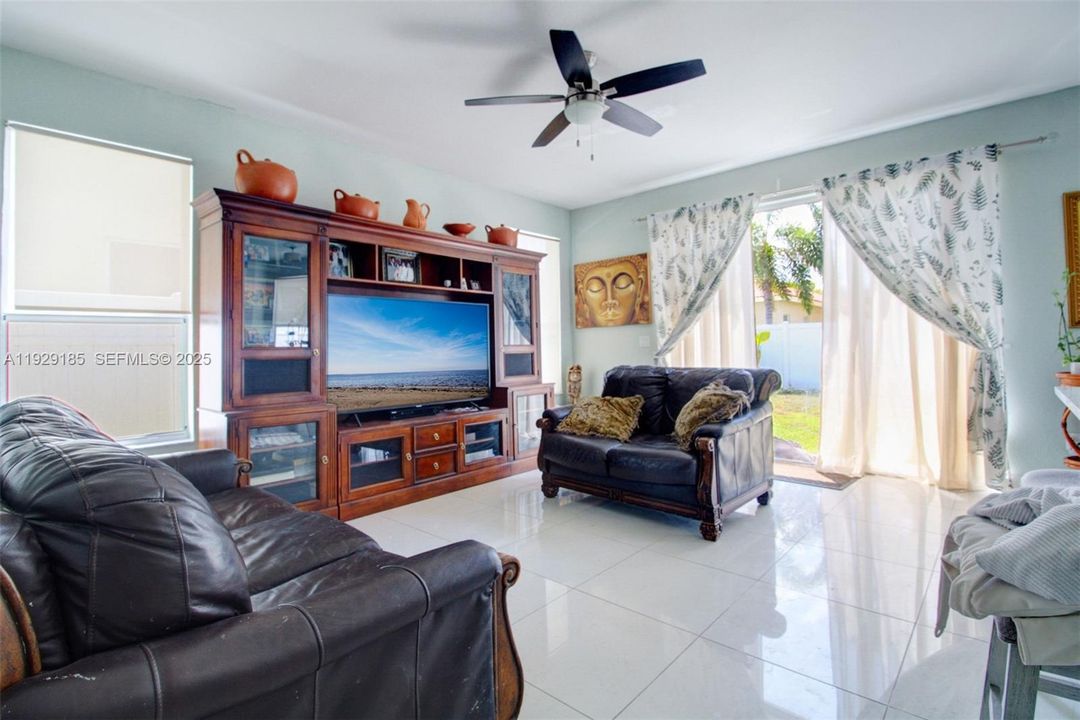 待售: $565,000 (5 贝兹, 3 浴室, 2726 平方英尺)