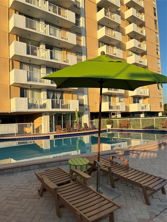 For Rent: $2,140 (2 beds, 2 baths, 963 Square Feet)