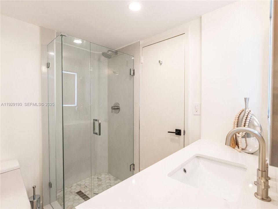 For Rent: $3,300 (1 beds, 2 baths, 824 Square Feet)