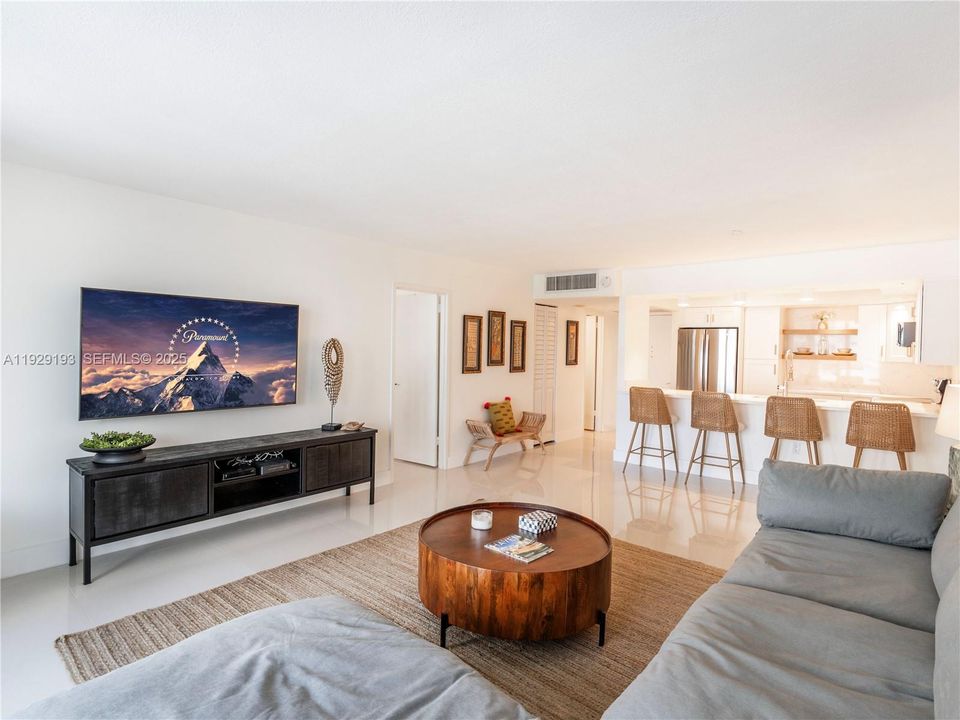 For Rent: $3,300 (1 beds, 2 baths, 824 Square Feet)