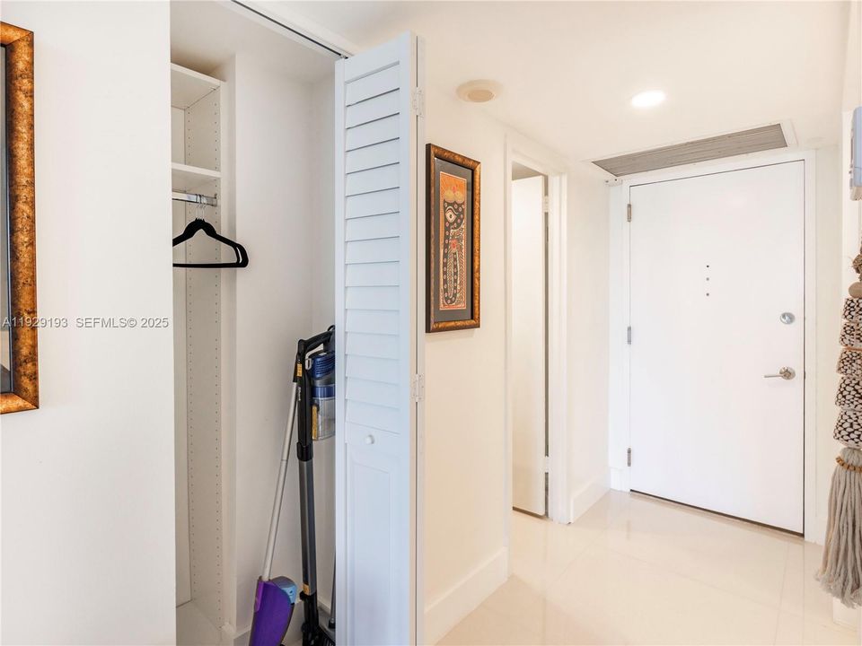 For Rent: $3,300 (1 beds, 2 baths, 824 Square Feet)