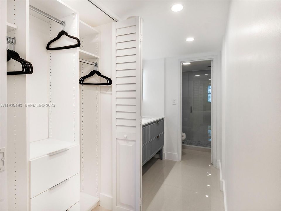 For Rent: $3,300 (1 beds, 2 baths, 824 Square Feet)