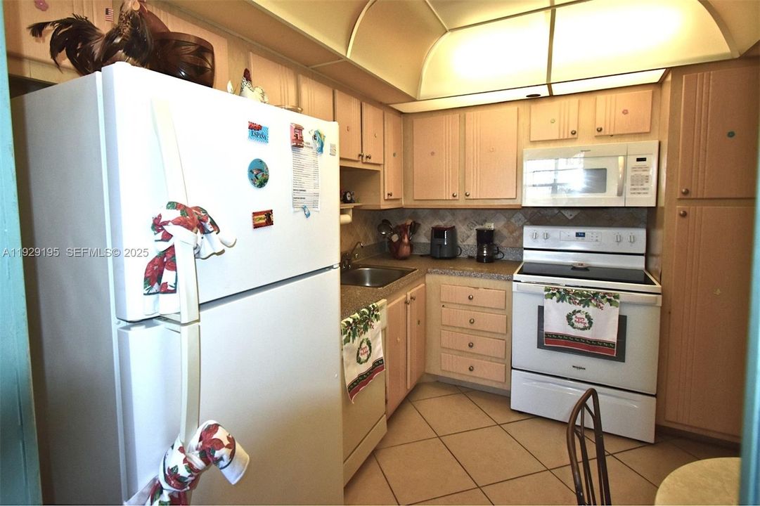 For Sale: $139,995 (1 beds, 1 baths, 780 Square Feet)