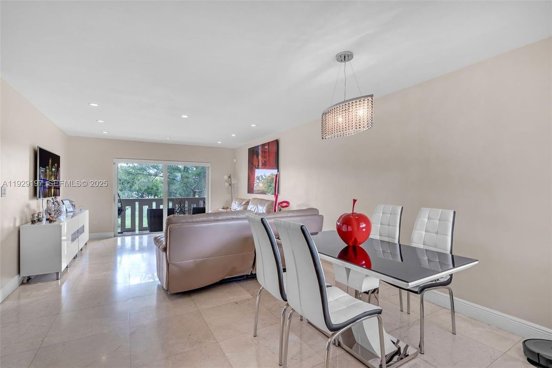 На продажу: $380,000 (2 спален, 2 ванн, 1020 Квадратных фут)