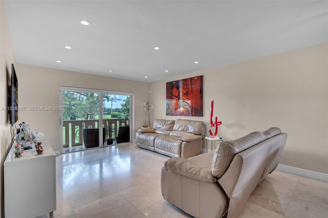 На продажу: $380,000 (2 спален, 2 ванн, 1020 Квадратных фут)