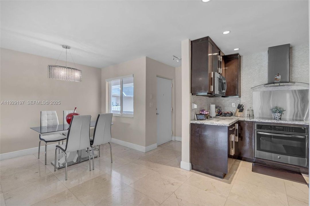 На продажу: $380,000 (2 спален, 2 ванн, 1020 Квадратных фут)