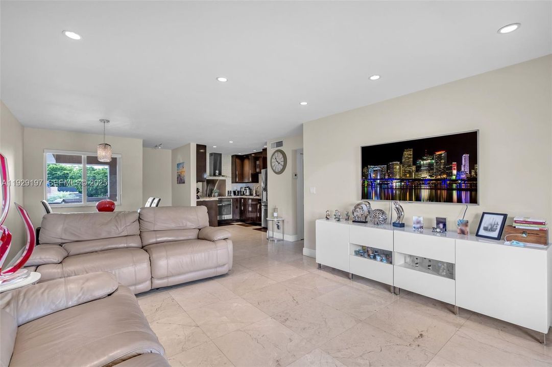 На продажу: $380,000 (2 спален, 2 ванн, 1020 Квадратных фут)