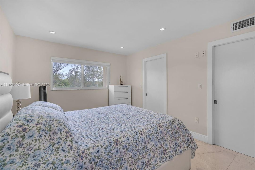 На продажу: $380,000 (2 спален, 2 ванн, 1020 Квадратных фут)